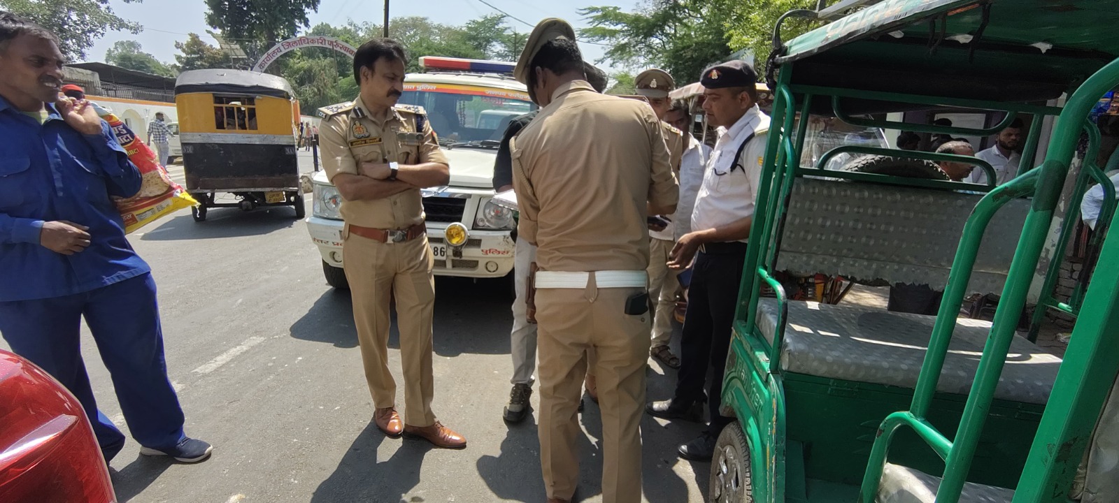 फर्रुखाबाद:यातायाय पुलिस द्वारा चलाए जा रहे ई-रिक्शा यूनिड कोड़ अभियान का पुलिस अधीक्षक ने किया निरीक्षण।