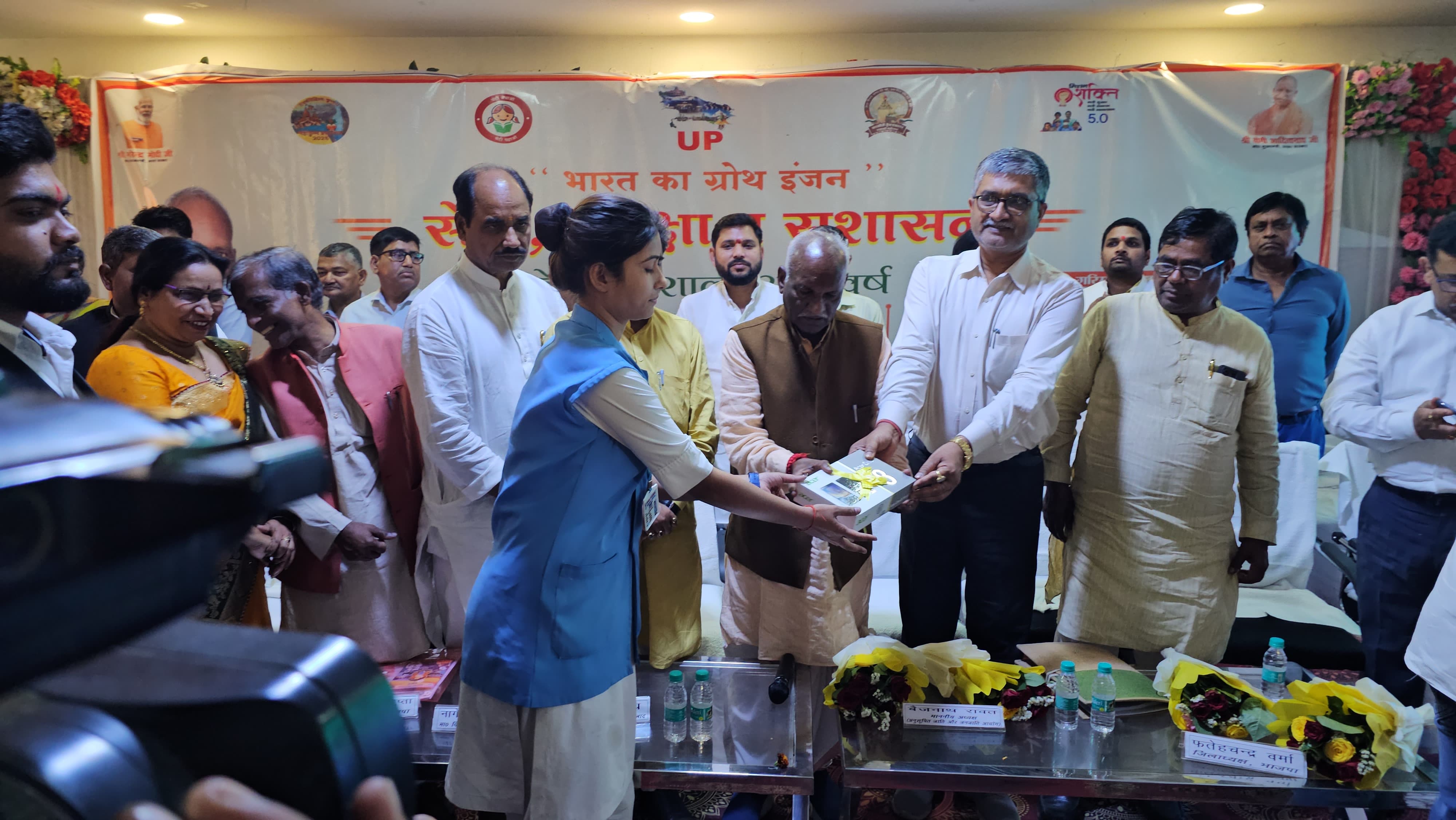 फर्रुखाबाद:रायल जेजेआर गेस्ट हाउस में बैजनाथ रावत की अध्यक्षता में विभिन्न योजनाओं से लाभान्वित किये गये लाभार्थी।