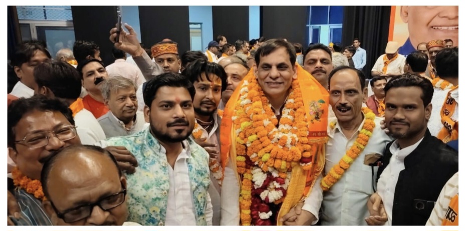 अटल कन्वेशन सेंटर में हुए शपथ ग्रहण समारोह में फर्रुखाबाद के उद्योग व्यापार मंडल के पदाधिकारी हुए शामिल।