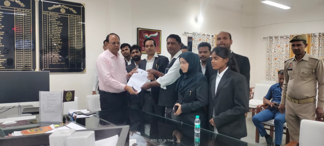 फर्रुखाबाद:कचेहरी में खराब पड़े हेंडपम्प को सही करानें की मांग अधिवक्ताओं नें सौंपा जिलाधिकारी को ज्ञापन।
