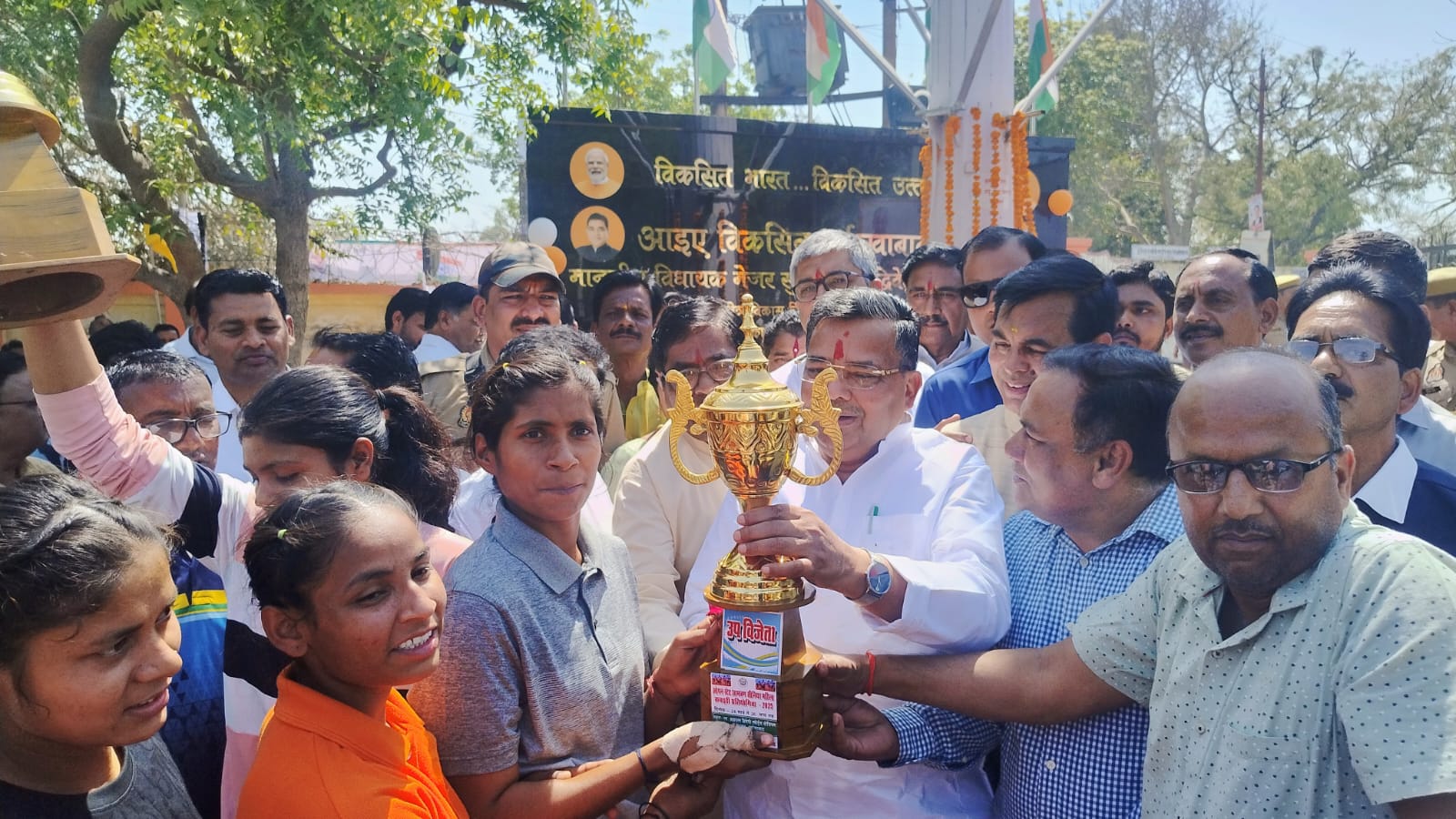 फर्रुखाबाद:ओपन स्टेट आमंत्रण महिला सीनियर कबड्‌डी प्रतियोगिता के विजेता/उपविजेता खिलाड़ियों को पुरस्कार वितरित।