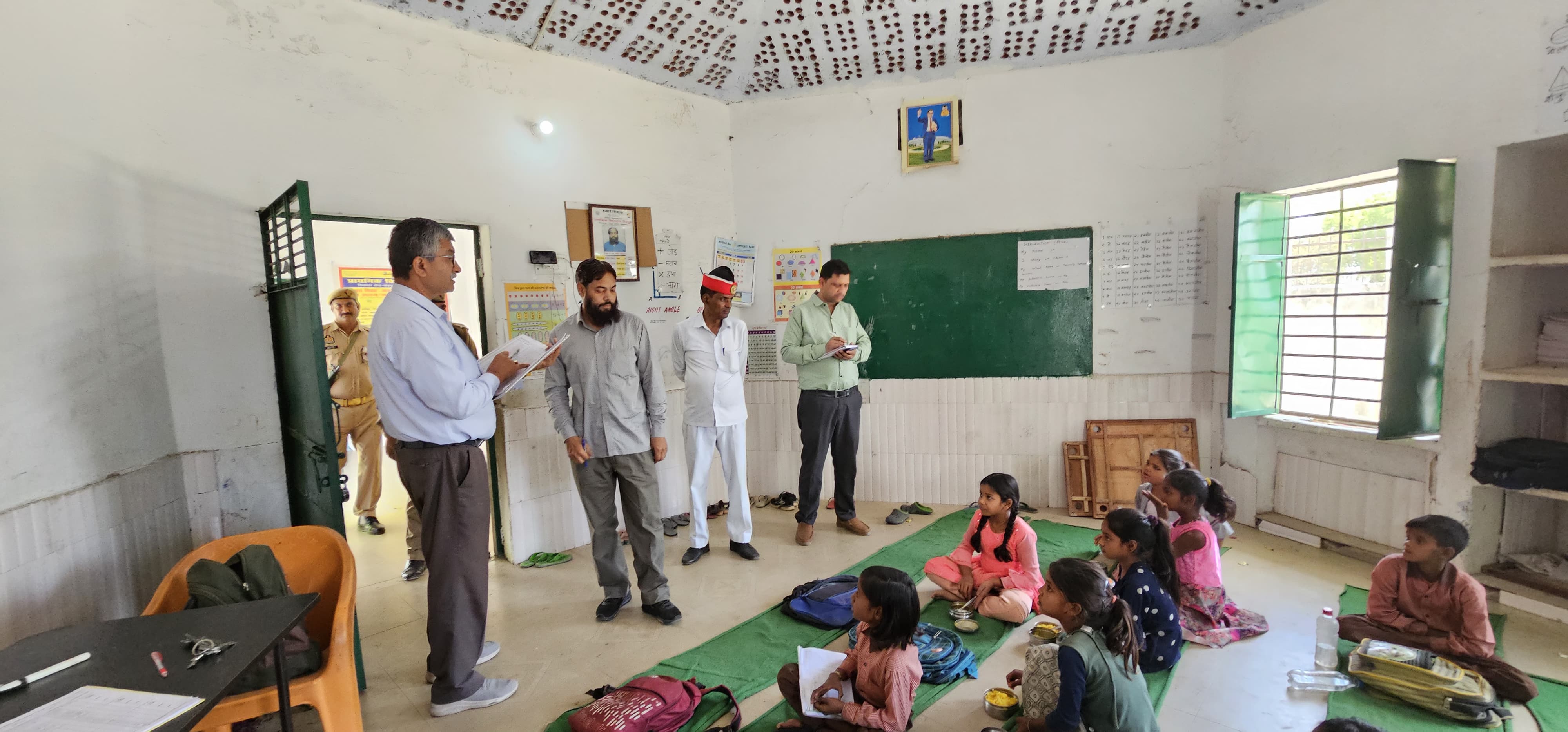 फर्रुखाबाद:जिलाधिकारी ने प्राथमिक विद्यालय (अंग्रेजी माध्यम) जैतपुर का किया औचक निरीक्षण।