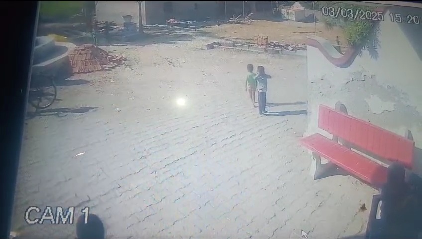 रायबरेली: कुर्सी पे बैठे पूर्व कोटेदार के ऊपर गांव के युवक ने किया मारपीट मारपीट का विडियो हुआ वायरल