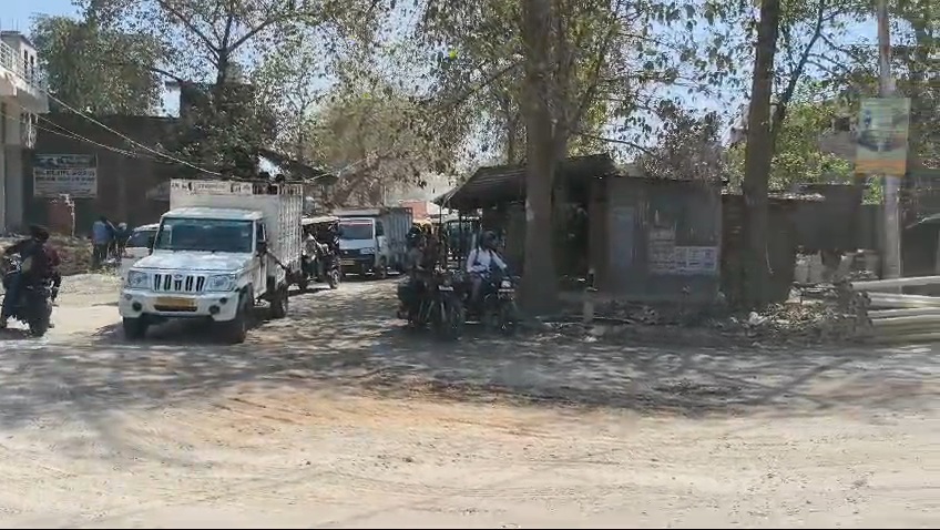 रायबरेली में मुंशी गंज के पास निर्माणधीन पैलेस मोड़ पर घंटों लगा रहा जाम