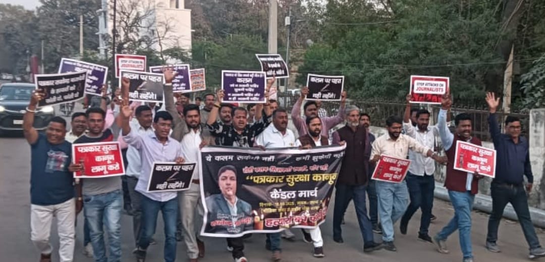रायबरेली : राघवेन्द्र वाजपेई हत्याकांड को लेकर निकाली गई कैंडल मार्च