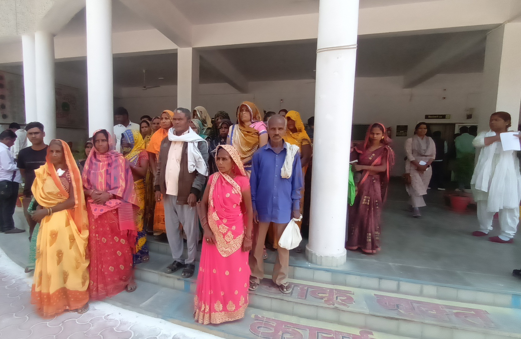 फर्रुखाबाद : ग्राम विकास अधिकारी से परेशान ग्राम वासियों ने  प्रधान के साथ की जिलाधिकारी से शिकायत