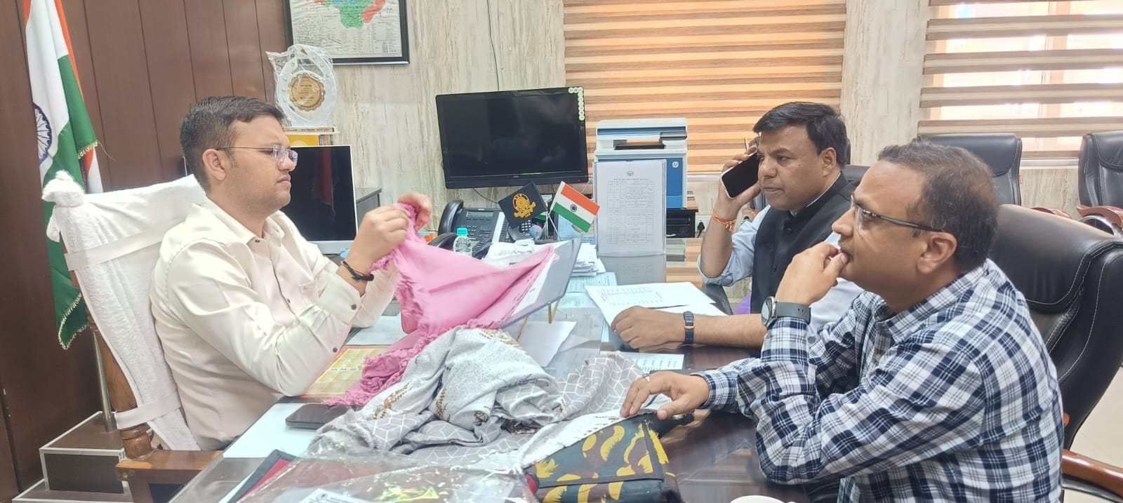 प्रयागराज के शैक्षणिक सत्र 25 26 में 600 छात्र छात्राओं हेतु यूनिफॉर्म वेडिंग जूते मच्छरदानी ट्रैकसूट सैंपल की जांच