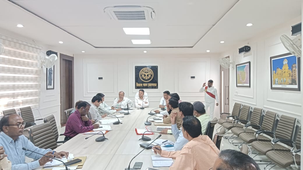 प्रयागराज मुख्य विकास अधिकारी महोदय द्वारा  विकास भवन में समस्त खंड विकास अधिकारियों की बैठक आहूत की गई है l