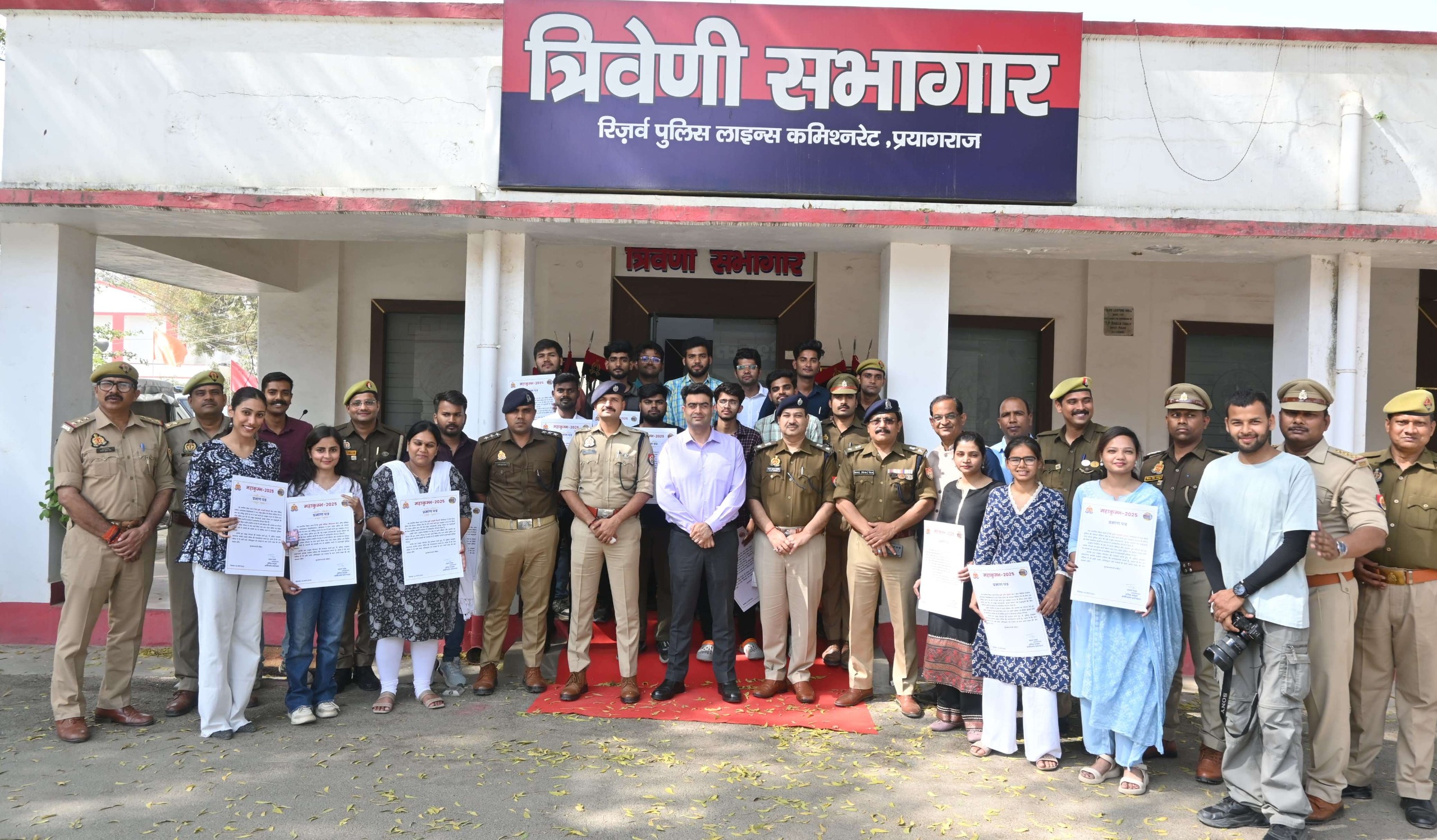 महाकुम्भ-2025 में इलाहाबाद विश्वविद्यालय के विभिन्न विषयों के अध्ययनरत छात्र/छात्राओं द्वारा पुलिस की सोशल मीडिया टीम के साथ कार्य करते हुये पुलिस द्वारा की गयी उत्कृष्ट व्यवस्थाओं, सुरक्षा प्रबंधन एवं श्रद्धालुओं की सेवा सम्बन्धित कार्यों के कवरेज में उल्लेखनीय योगदान दिया