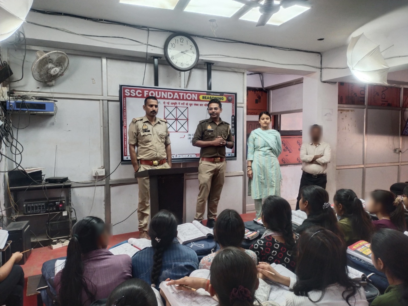 प्रयागराज : साइबर सेल पुलिस टीम द्वारा साइबर जागरूकता अभियान चलाकर छात्र-छात्राओं को किया गया जागरुक