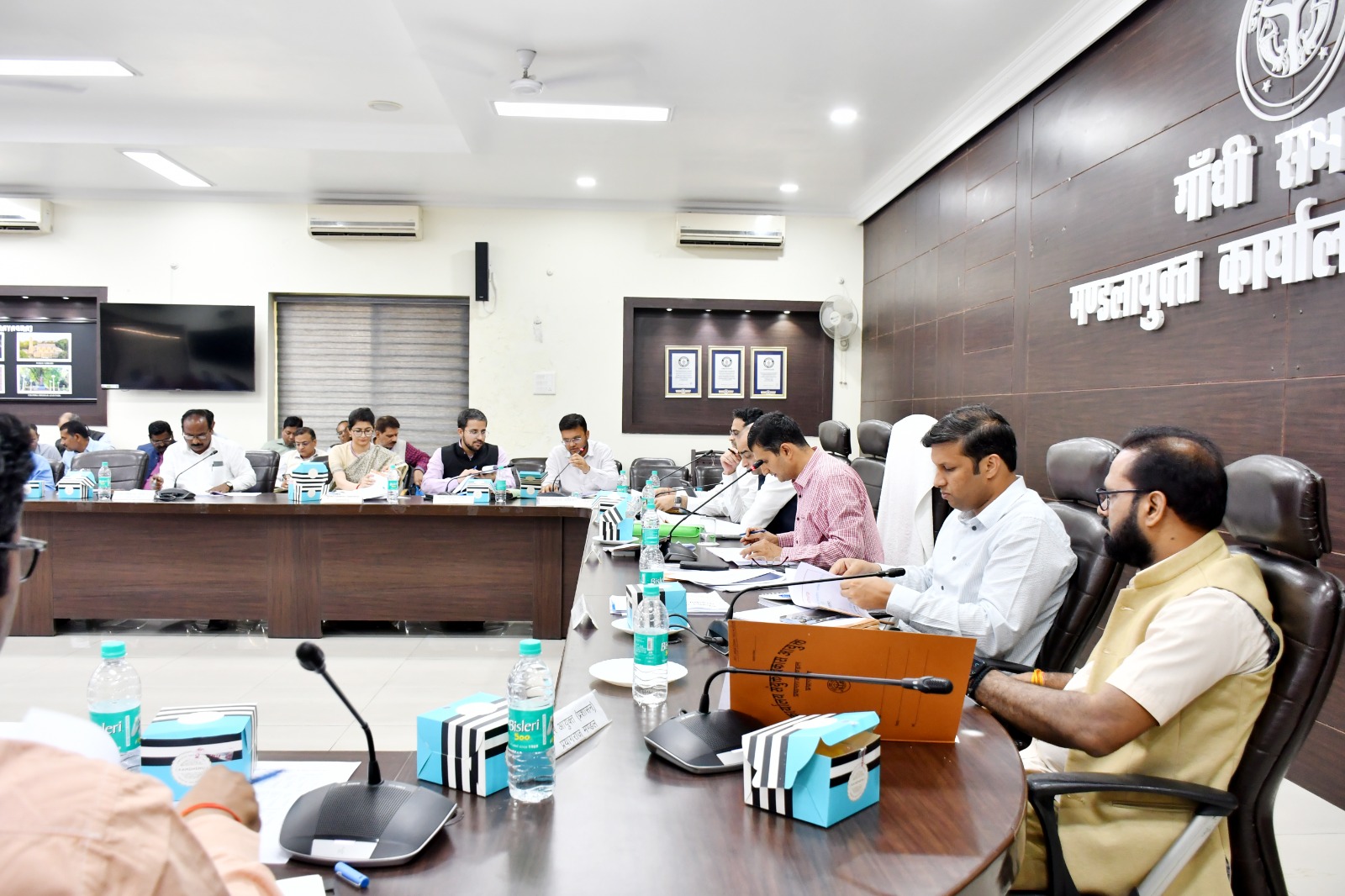 प्रयागराज : मण्डलायुक्त श्री विजय विश्वास पंत की अध्यक्षता तथा मंडल के सभी जिलाधिकारियों एवं सम्बन्धित अधिकारियों की उपस्थिति में मंडलीय समीक्षा बैठक संपन्न हुई