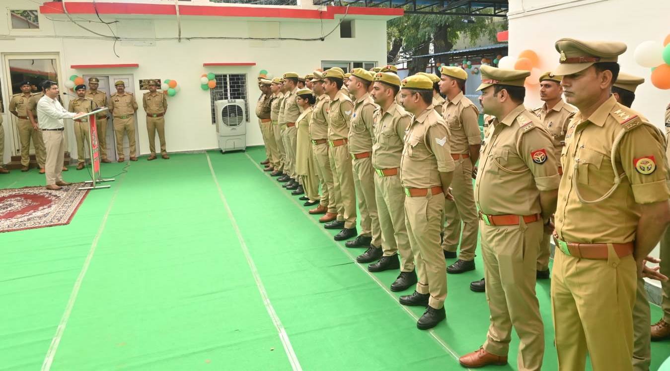 महाकुम्भ-2025 में उत्कृष्ट कार्य करने वाले पुलिस कर्मियों को पुलिस आयुक्त प्रयागराज श्री तरुण गाबा द्वारा सम्मानित करते हुये प्रशस्ति पत्र व पुरस्कार प्रदान किया गया