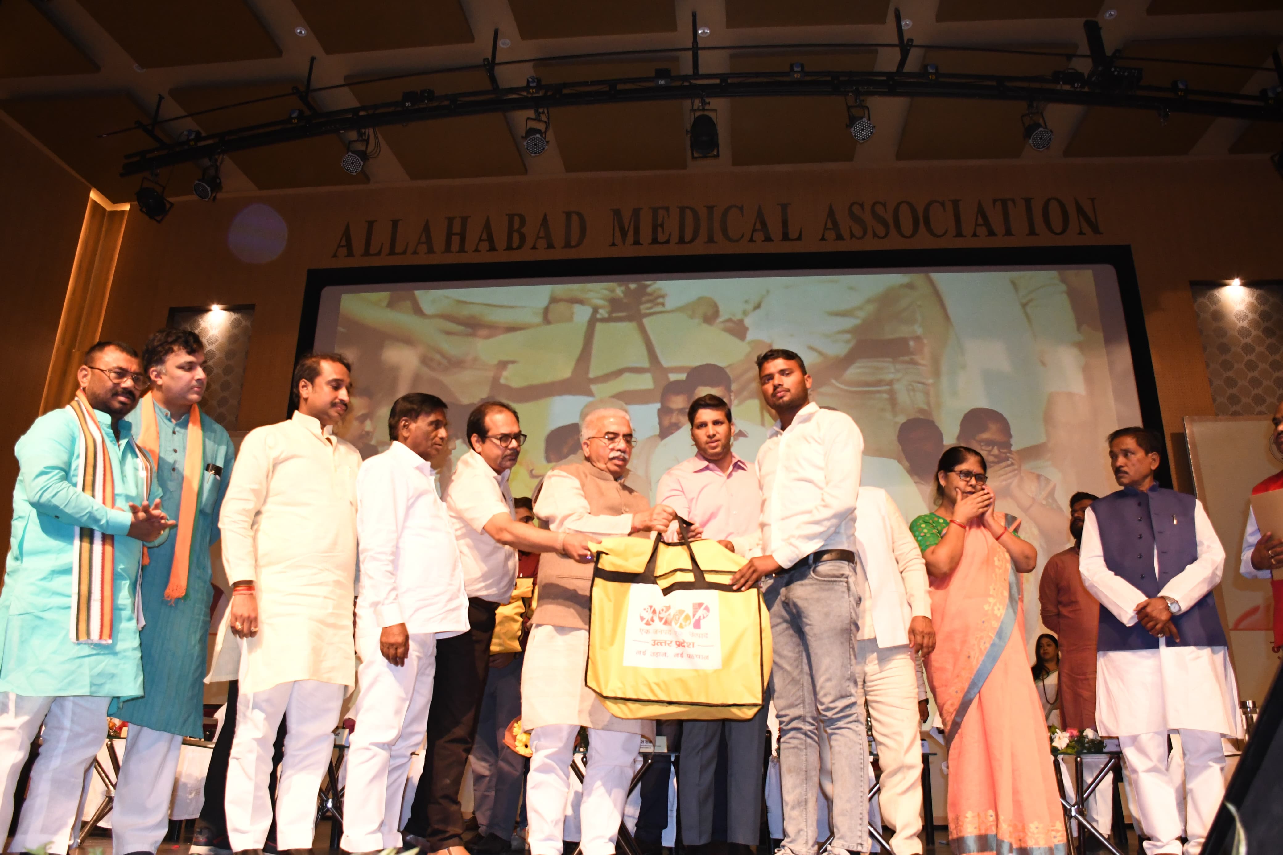 प्रयागराज : मंत्री द्वारा दीप प्रज्ज्वलित कर मुख्यमंत्री युवा उद्यमी विकास अभियान के अन्तर्गत आयोजित क्रेडिट कैंप कार्यक्रम का किया गया शुभारम्भ