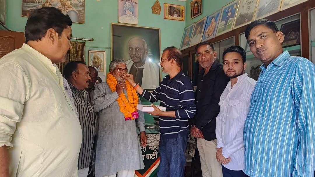 लखीमपुर खीरी : कांग्रेस पार्टी द्वारा पुनः  जिलाध्यक्ष प्रहलाद पटेल को बनाए जाने पर कांग्रेसियों में खुशी ?