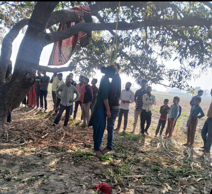 लखीमपुर खीरी : गोला गोकर्णनाथ के ग्राम छत्तीपुर राजा में प्रेमी जोड़े ने एक ही रस्सी से फांसी लगाकर की आत्महत्या ?