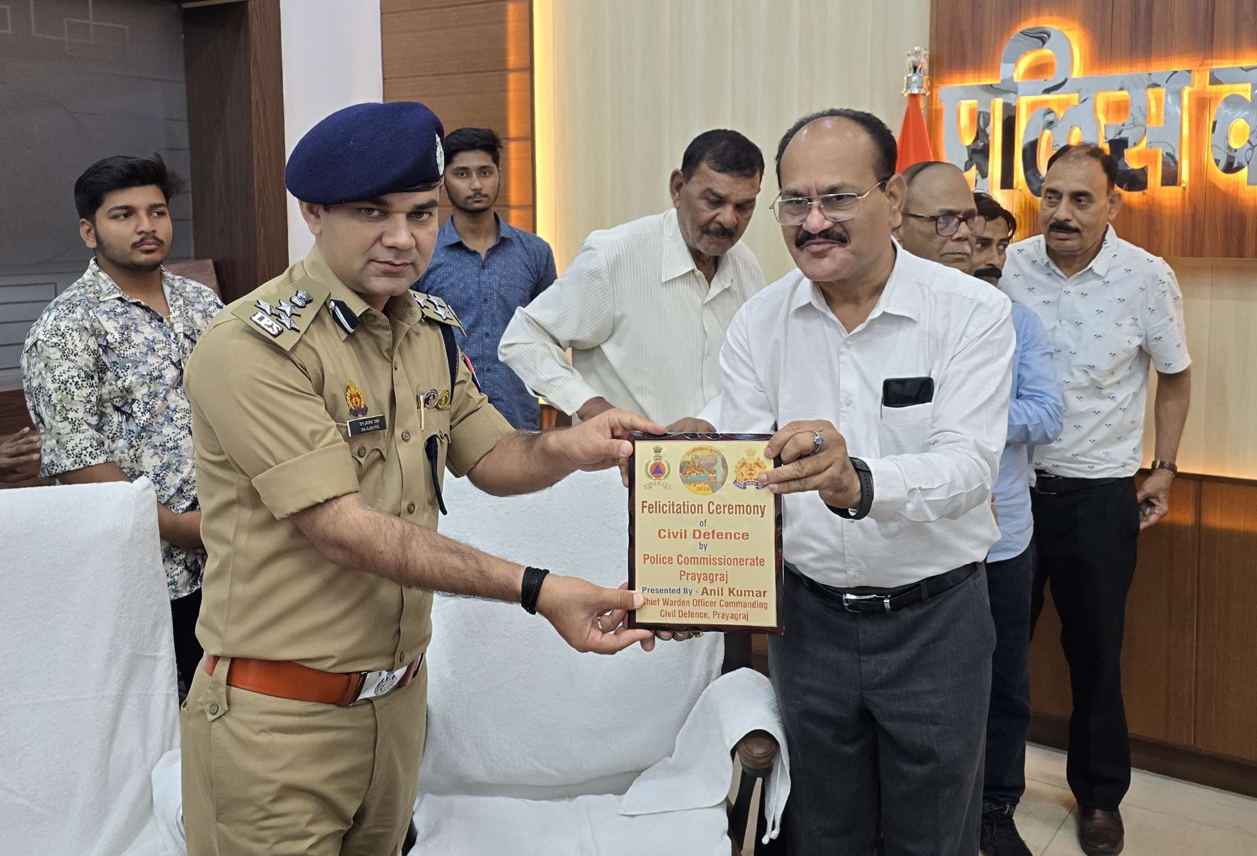 प्रयागराज महाकुम्भ-2025 में अच्छा कार्य करने के लिए सिविल डिफेन्स के पदाधिकारियों को सम्मानित करते हुए प्रशस्ति पत्र प्रदान किया गया