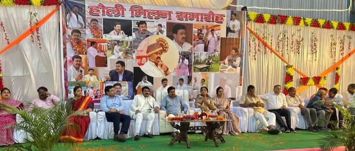 लखीमपुर खीरी : गोला गोकर्णनाथ - गोला नगर के  प्रतिष्ठित व्यापारी श्री रवि प्रकाश अग्रवाल जी द्वारा आयोजित होली मिलन समारोह कार्यक्रम बड़ी ही धूमधाम के साथ संपन्न हुआ