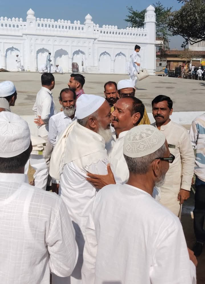 लखीमपुर खीरी : पूर्व सपा विधायक श्री विनय तिवारी जी ने ईदगाह पहुंचकर मुस्लिम भाइयों और बहनों को ईद उल फितर की शुभकामनाएं दी