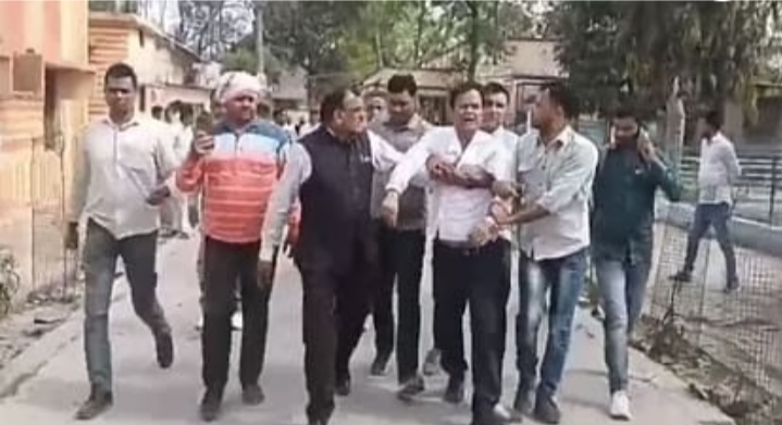 लखीमपुर खीरी : गोला गोकर्णनाथ के कुंभी ब्लॉक में एंटी करप्शन टीम ने एपीओ मधुर  गुप्ता को रिश्वत लेने के आरोप में गिरफ्तार किया