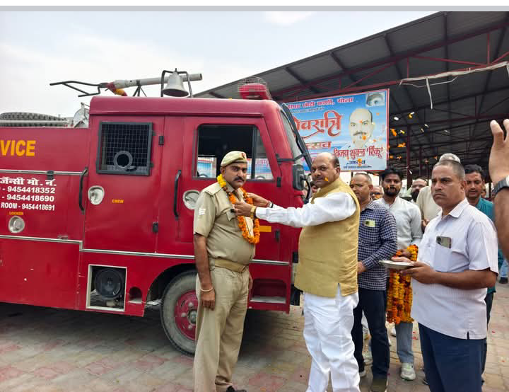 गोला गोकर्णनाथ : महाकुंभ प्रयागराज से गंगाजल लाने वाले फायर सर्विस के अधिकारियों व कर्मचारी पर पुष्प वर्षा कर स्वागत किया गया