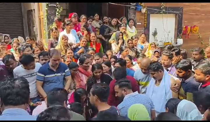 लखीमपुर खीरी: कल हुए बदमाशो द्वारा गोलीकांड मे मृतक आशीष सेठ की अंतिम यात्रा मे उमडा  जनसैलाब