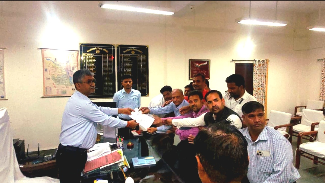 फर्रुखाबाद : उत्तर प्रदेश जर्नलिस्ट एसोसिएशन ने पत्रकार राघवेंद्र वाजपेई की हत्या को लेकर दिया जिला अधिकारी को ज्ञापन
