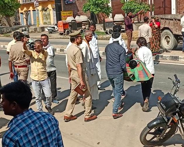 मैनपुरी में सड़क पर शव रखें जाने की सूचना पर घटनास्थल की ओर दौड़ी पुलिस ?
