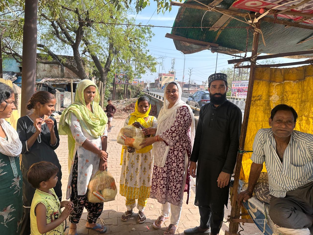 इटावा :हेल्पिंग हैंड इटावा द्वारा जरूरतमंदों को उपहार स्वरूप सामग्री वितरण।