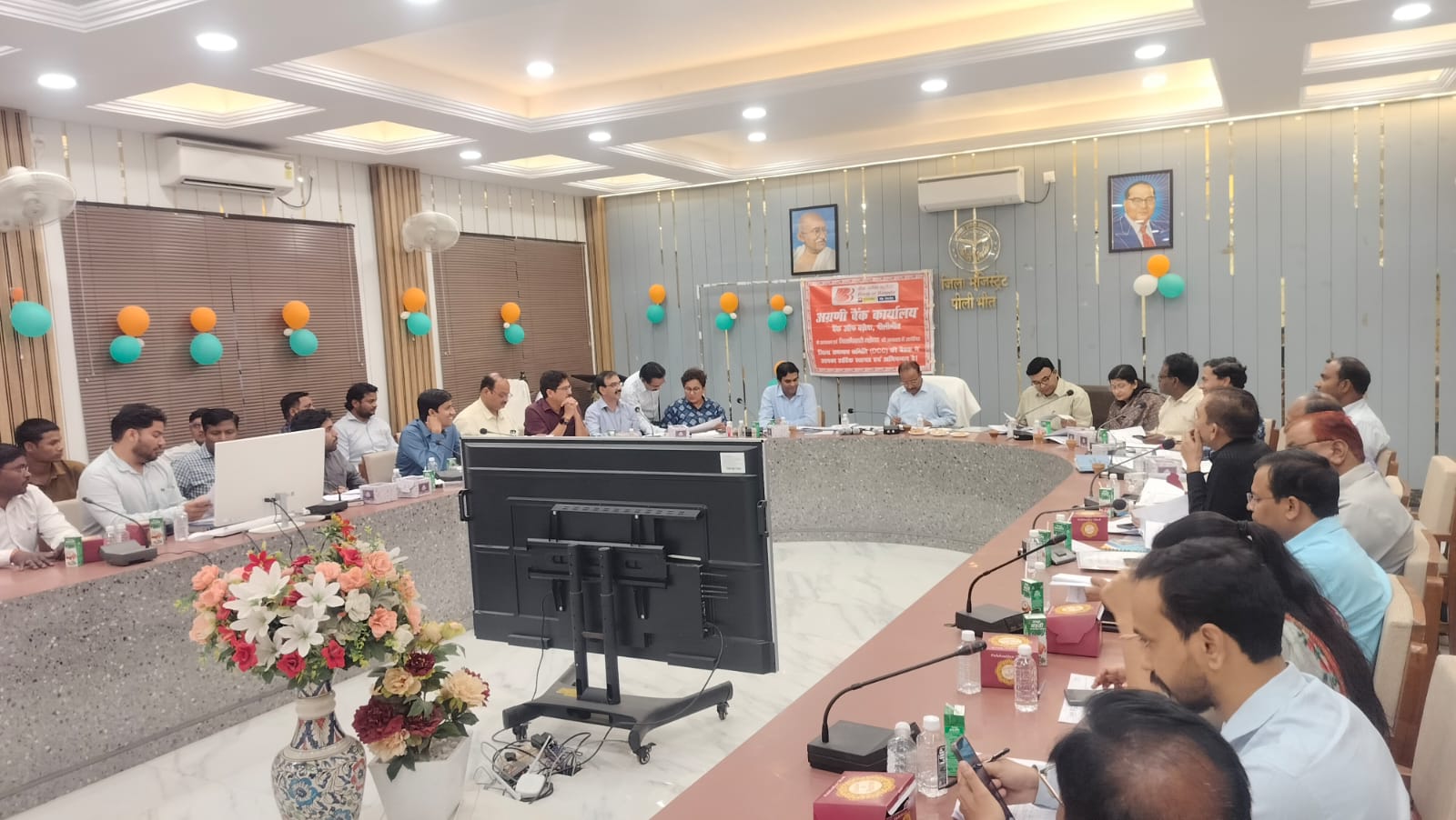 पीलीभीत: जिलाधिकारी संजय कुमार सिंह की अध्यक्षता में जिला समन्वय समिति एवं जिला स्तरीय पुनर्रीक्षा (समीक्षा) समिति की बैठक गाँधी सभागार में सम्पन्न हुई।