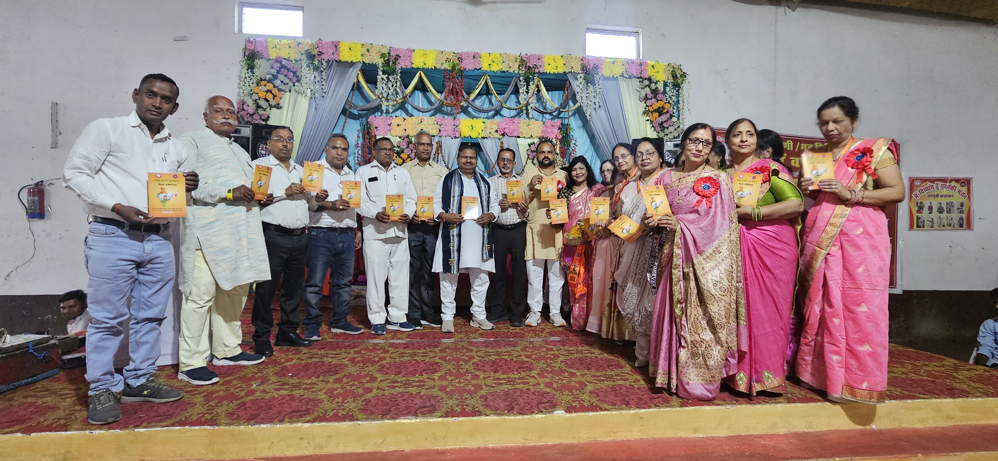 पीलीभीत: स्निग्ध व्यथा पुस्तक और जागृति पत्रिका लेखिका का विमोचन किया