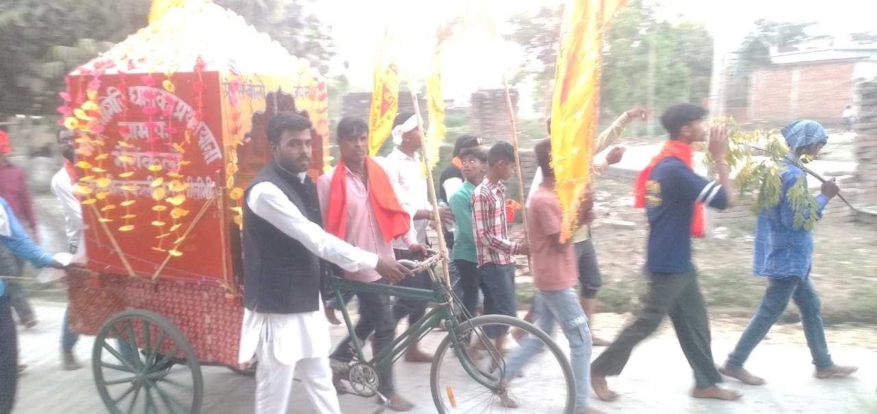 पीलीभीत: ग्राम पंचायत भैरो कलां से मां पूर्णागिरि दरबार के लिए पदयात्रियों का जत्था रवाना हुआ