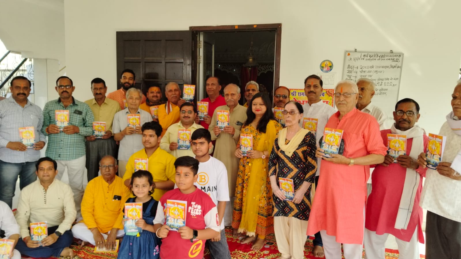 पीलीभीत :व्रतोत्सव पर्व दीपिका के उन्नीसवें अंक का चेयरमैन ने किया विमोचन