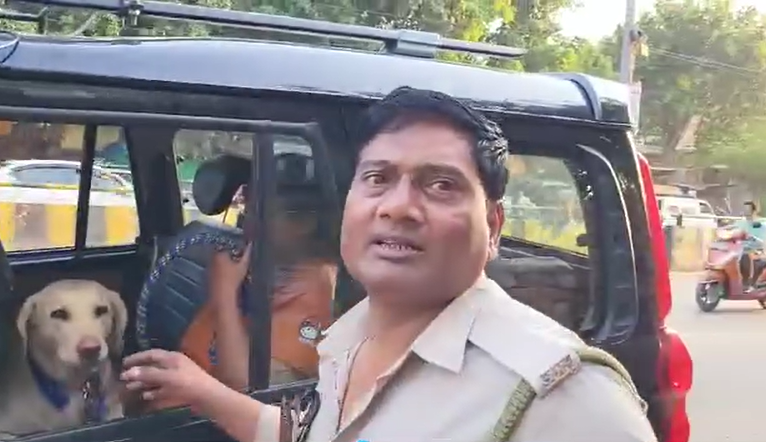 मैनपुरी डायल 112 की गाड़ी से इंस्पेक्टर के कुत्ते को अस्पताल ले जाने का वीडियो वायरल