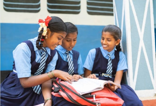 पीलीभीत: तहसील क्षेत्र में स्कूलों की किताबों के दाम छू रहे आसमान, पढ़ाई के नाम पर मचाई लूट कैसे पढ़ेंगे मध्यमवर्गीय लोगों के बच्चे