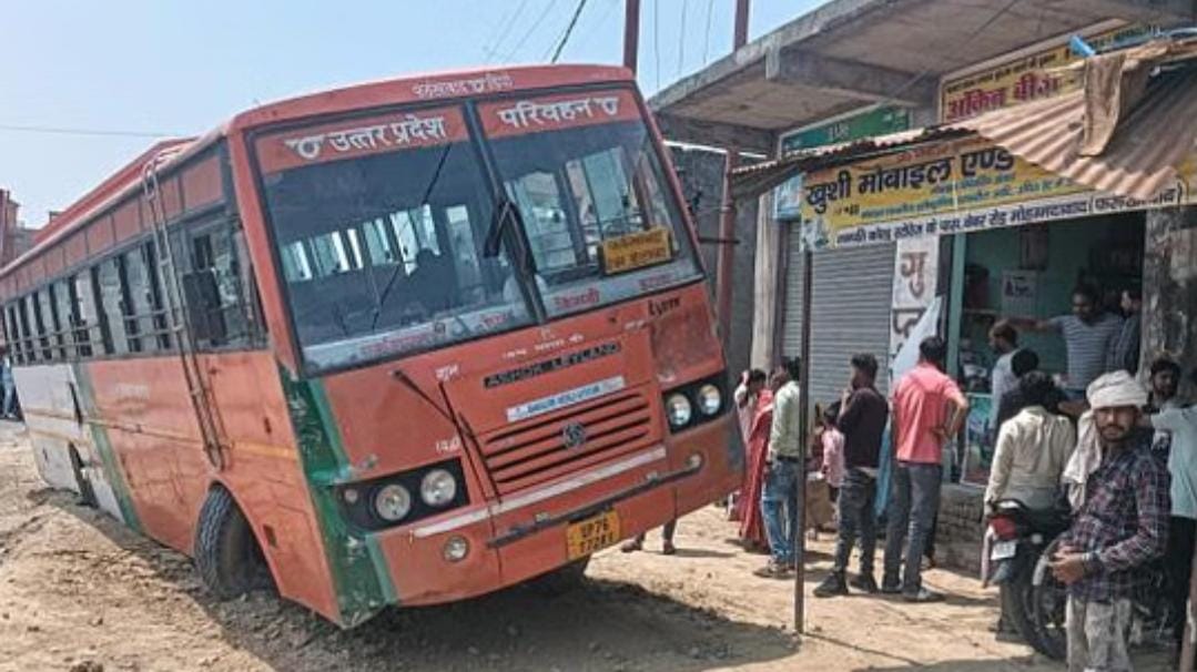 फर्रुखाबाद : अनियंत्रित बस पलटने से बची, पांच चुटहिल, बचा हादसा ?