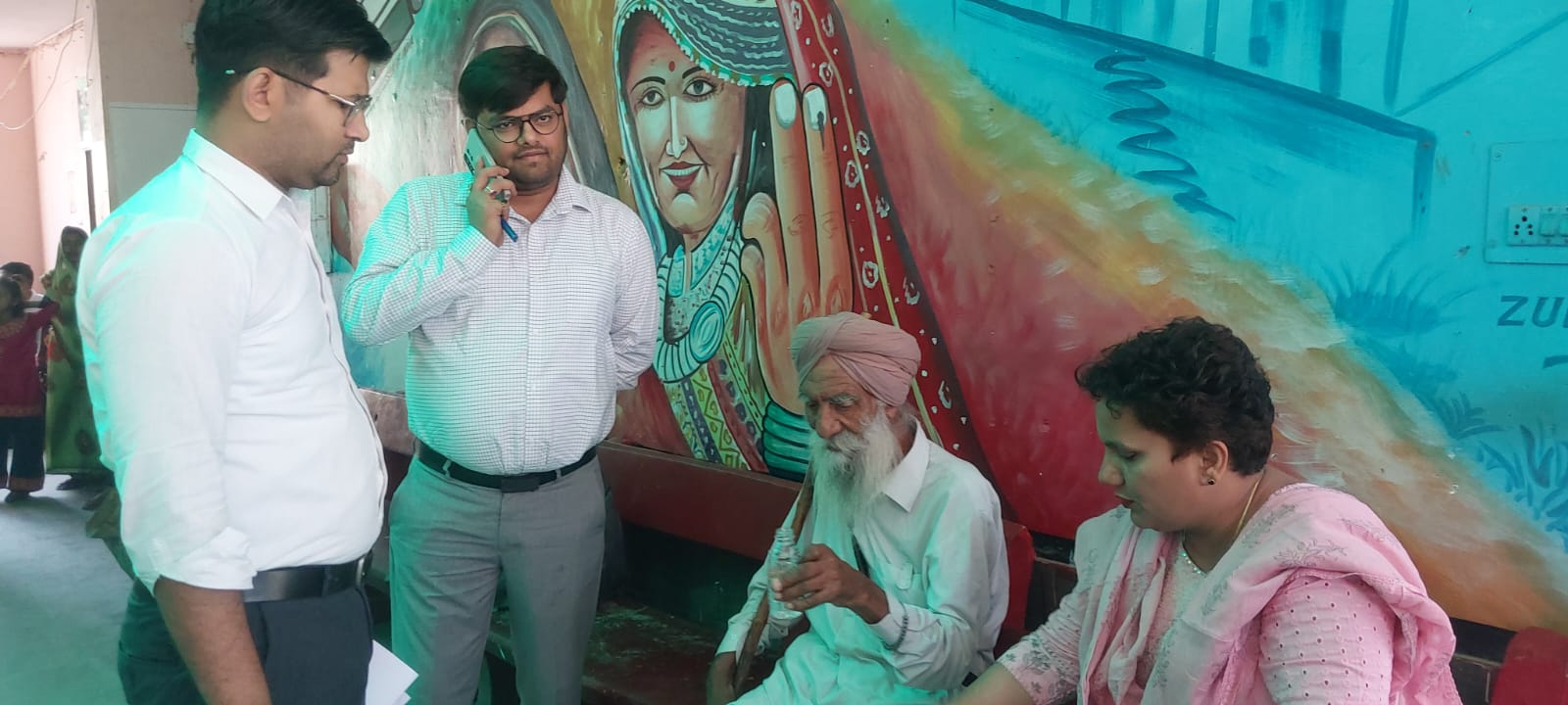 पीलीभीत : सम्पूर्ण समाधान दिवस के दौरान अपर जिलाधिकारी  ने बुजुर्ग किसान की समस्या को सुना एवं निस्तारण करने हेतु सम्बन्धित अधिकारियों को दिए दिशा-निर्देश।