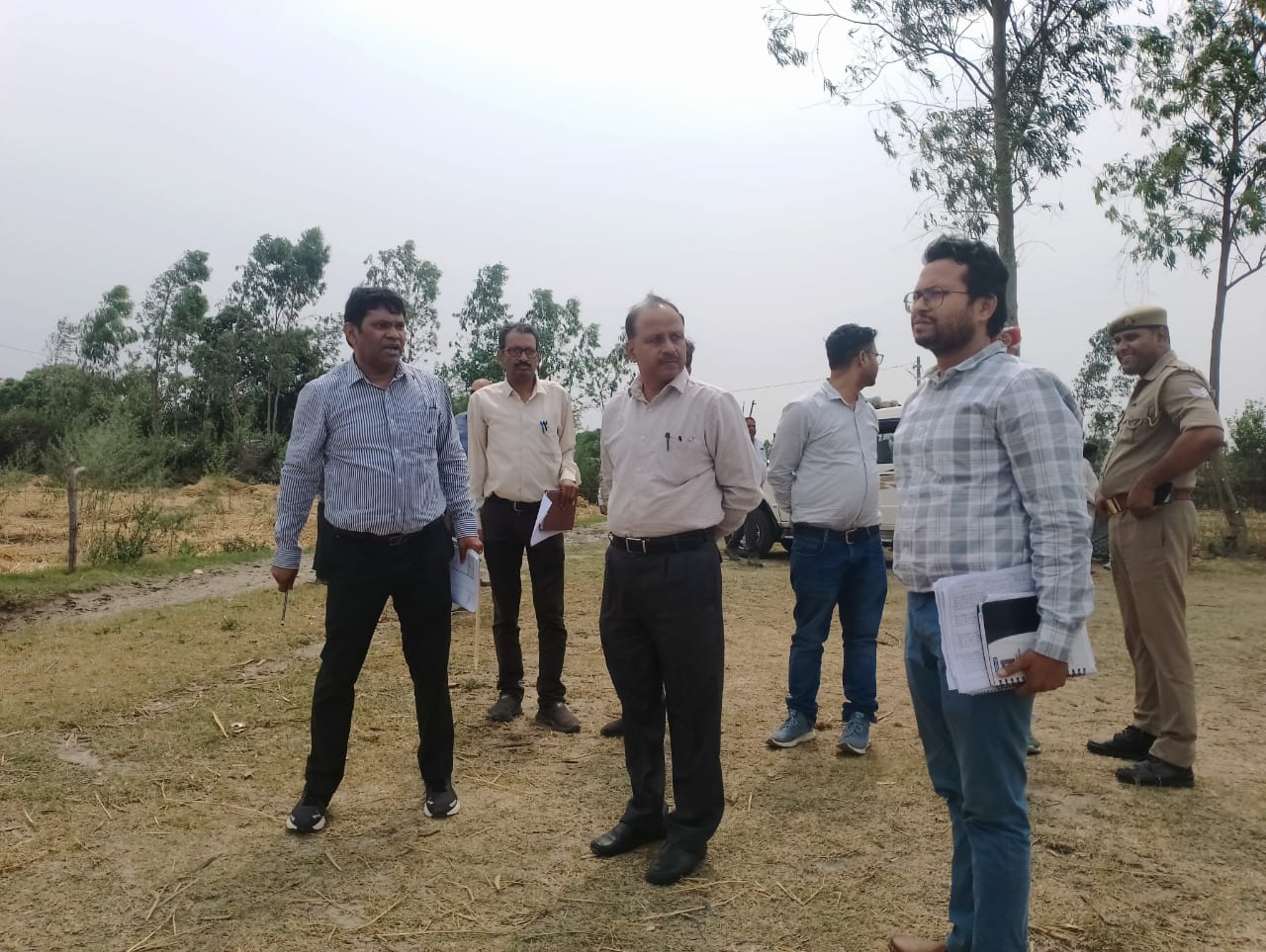 पीलीभीत ; जिलाधिकारी ने शारदा नदी के सनेढी तटबंध एवं मार्जिनल बंध पर चल रहे बाढ़ से बचाव हेतु कराये जा रहे कार्यो का मौके पर जाकर किया निरीक्षण।