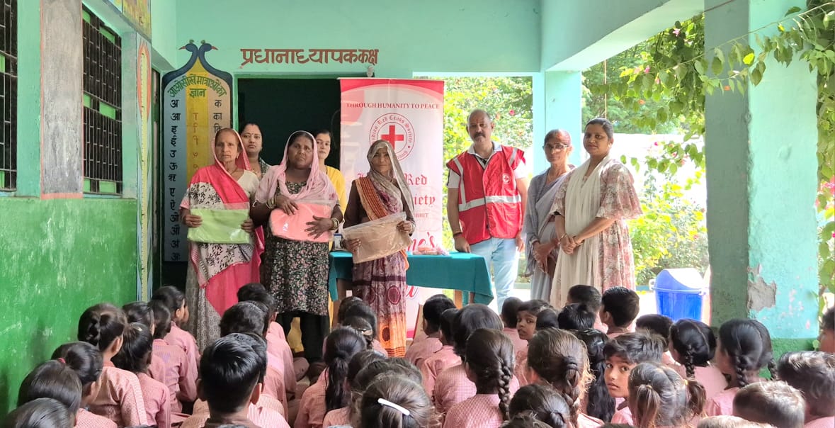 पीलीभीत: प्राथमिक विद्यालय रमपुरा कपूरपुर में जाकर बच्चों को हीट बेब के बारे में जानकारी दी