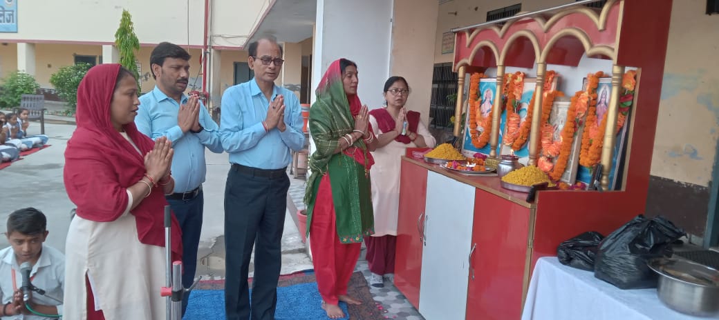 पीलीभीत:हनुमान जन्मोत्सव पर सामूहिक हनुमान चालीसा पाठ के साथ छात्रों ने ली राष्ट्र को नशा मुक्त करने की शपथ
