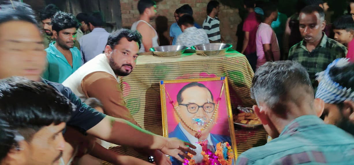 पीलीभीत में बाबा साहब डॉ भीमराव अम्बेडकर की विभिन्न गांव 134वीं जयंती मनाते हुए : सतेंद्र मौर्य