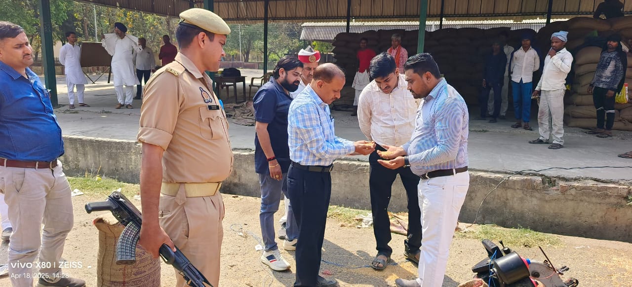 पीलीभीत:जिलाधिकारी ने मण्डी बीसलपुर पहुंचकर मंडी में स्थापित गेहूॅ क्रय केन्द्र का किया औचक निरीक्षण।