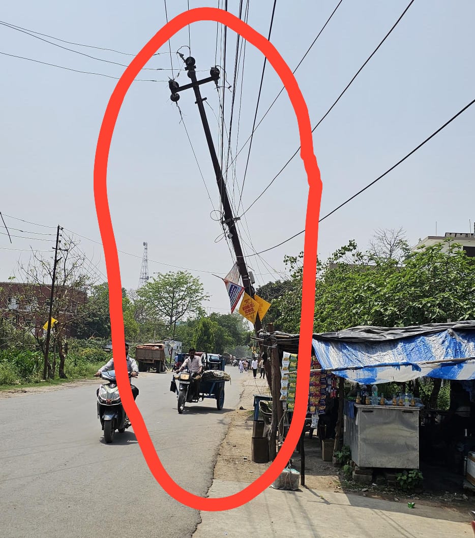 पीलीभीत:बिजली का खंबा दे रहा बड़ी घटना को दवात, विभाग बेसुध