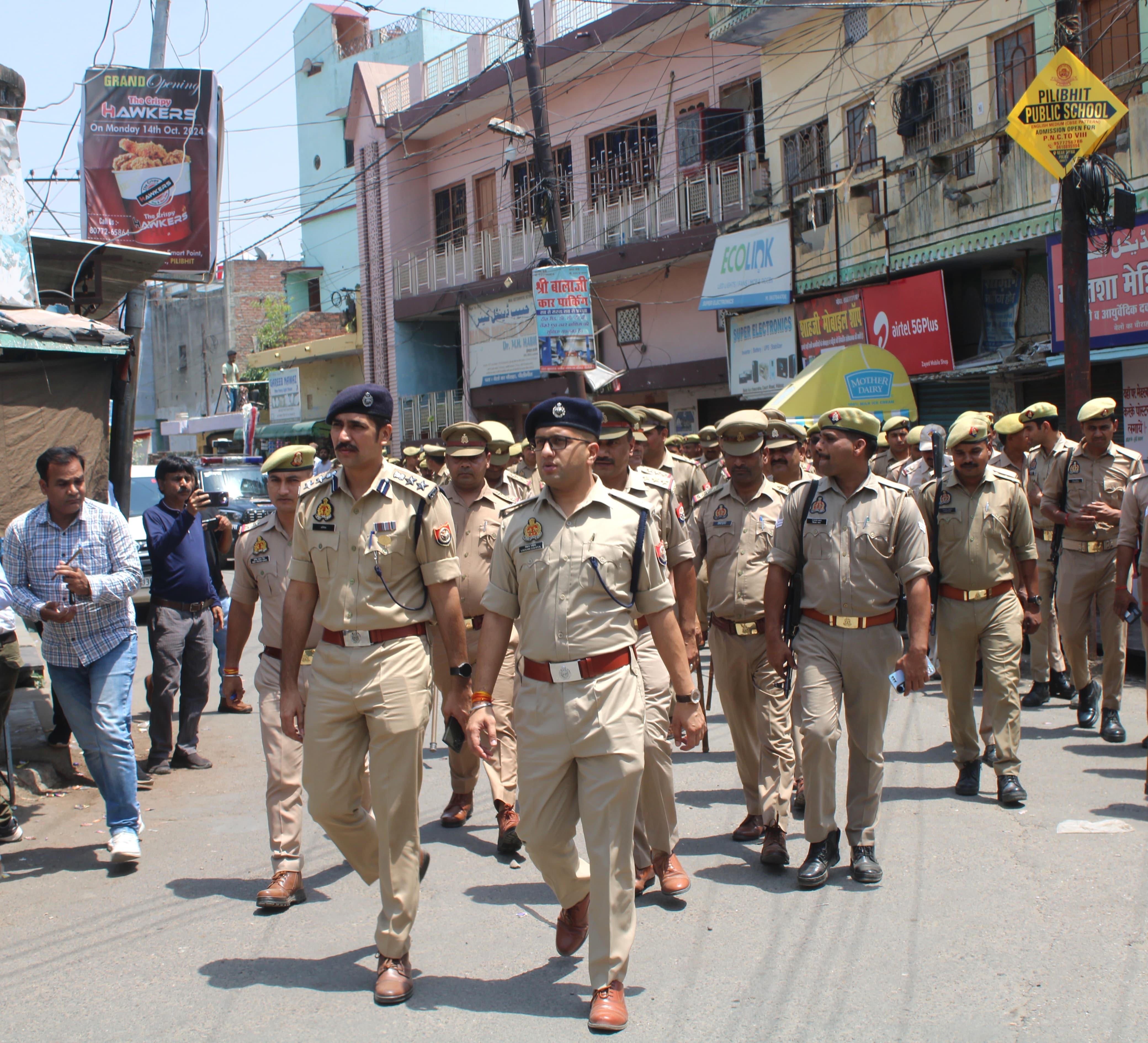 पीलीभीत : शहर क्षेत्र में फ्लैग मार्च/फुट पेट्रोलिंग कर सुरक्षा व्यवस्था का जायजा लिया