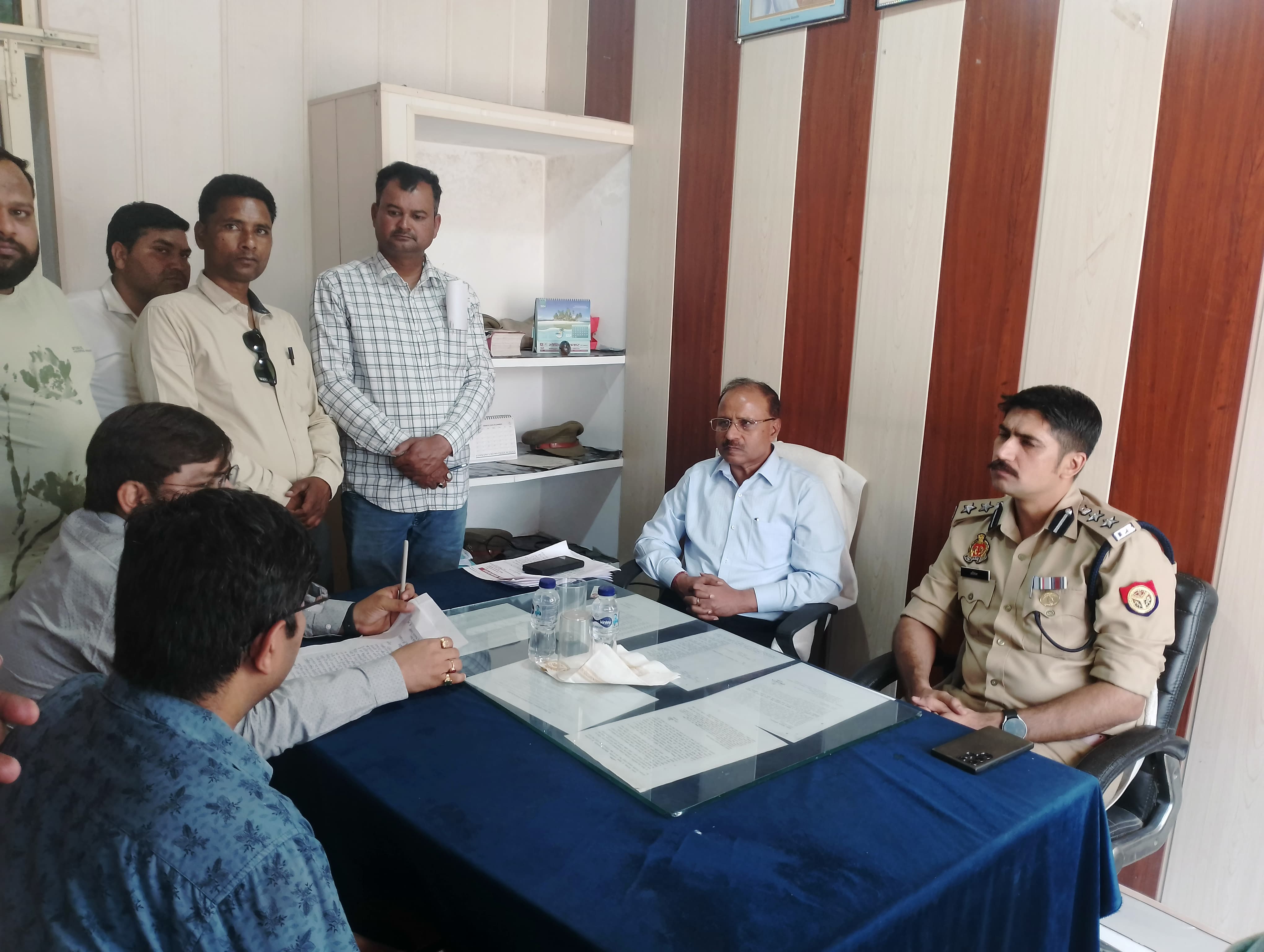 पीलीभीत : जिलाधिकारी एवं पुलिस अधीक्षक ने थाना समाधान दिवस पर थाना हजारा में की गई जनसुनवाई।