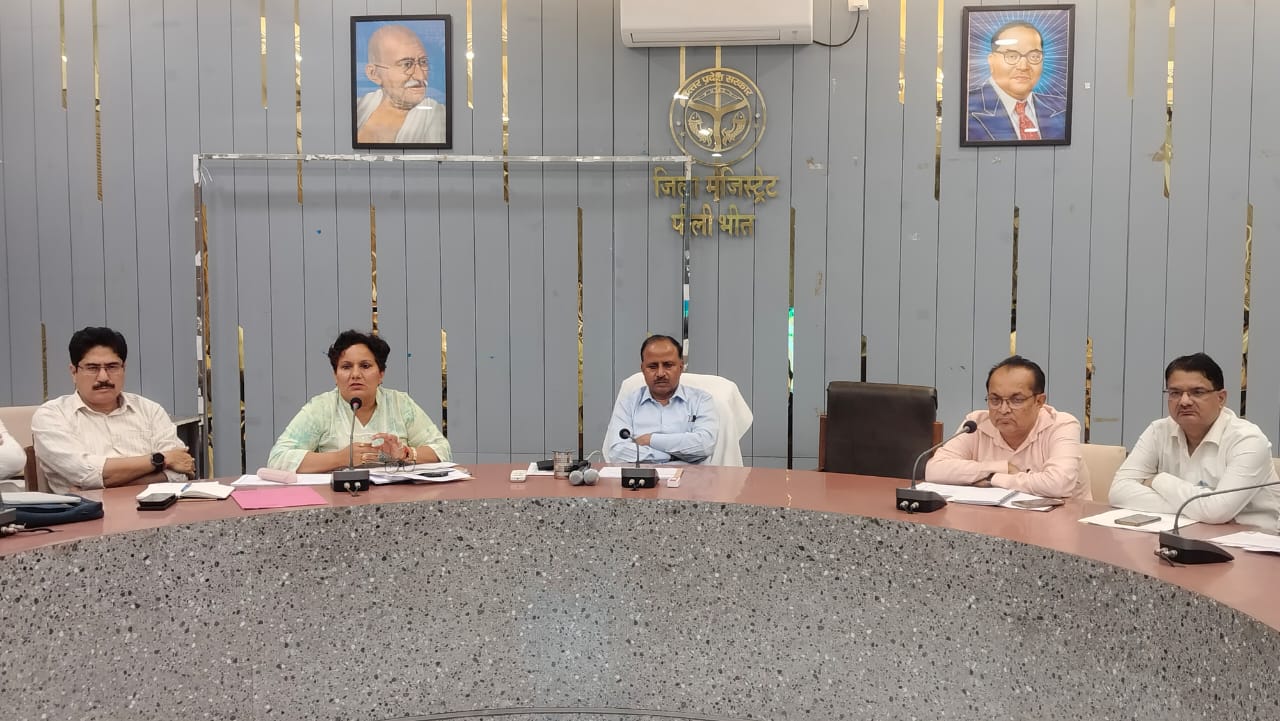पीलीभीत : निर्धारित लक्ष्य के अनुरूप करें राजस्व वसूली-जिलाधिकारी।