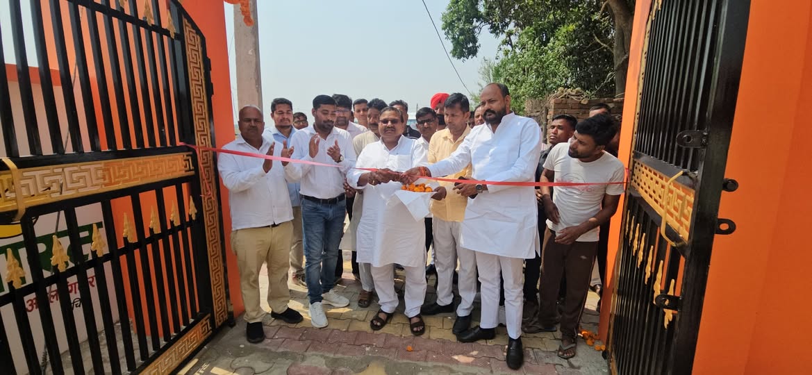 पीलीभीत: भाजपा विधायक ने ग्राम सुल्तानपुर में भारत निर्माण राजीव गाँधी सेवा केंद्र सचिवालय व निर्मित अंतयेष्टि स्थल का फीता काटकर उद्घाटन किया।