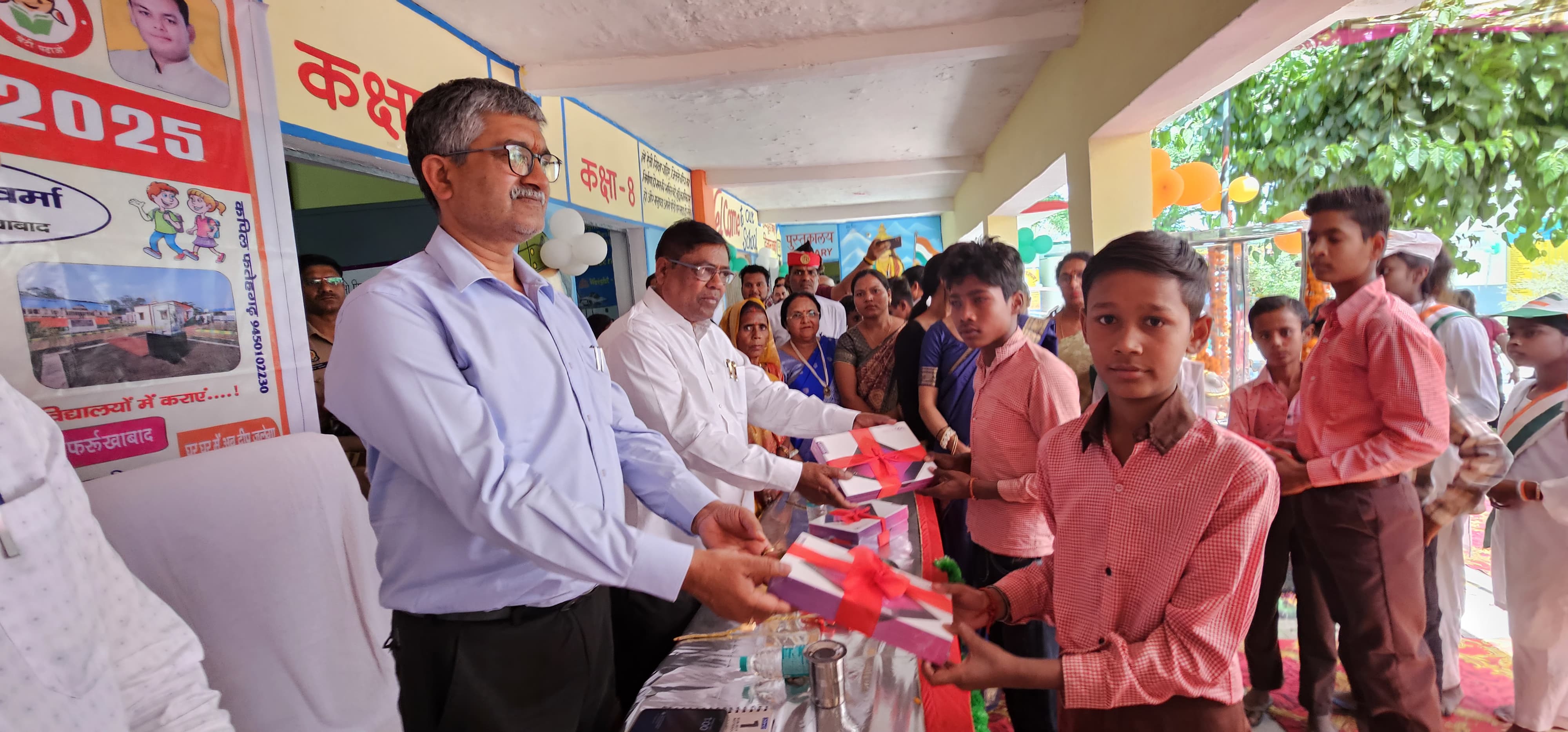 फर्रुखाबाद:जिलाधिकारी ने संविलियन विद्यालय नूरपुर पहुँचकर स्कूल चलो अभियान का दीप प्रज्वलित कर कार्यक्रम का शुभारंभ किया।