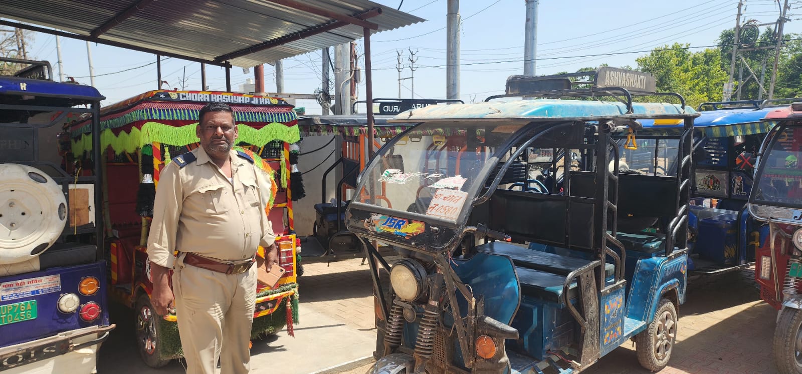 फर्रुखाबाद:परिवहन विभाग का चेकिंग अभियान,18 ई-रिक्शा सीज, लगाया रू0 1.05 लाख जुर्माना।