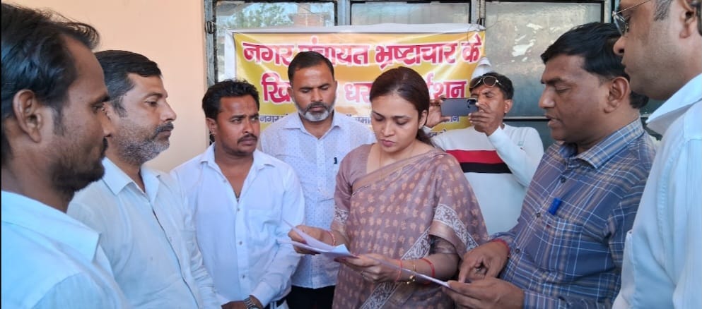 फर्रुखाबाद:आधा सैकड़ा ग्रामीणों ने लगाया प्रधानमंत्री आवास योजना में धांधली का आरोप, की नई टीम से जांच की मांग