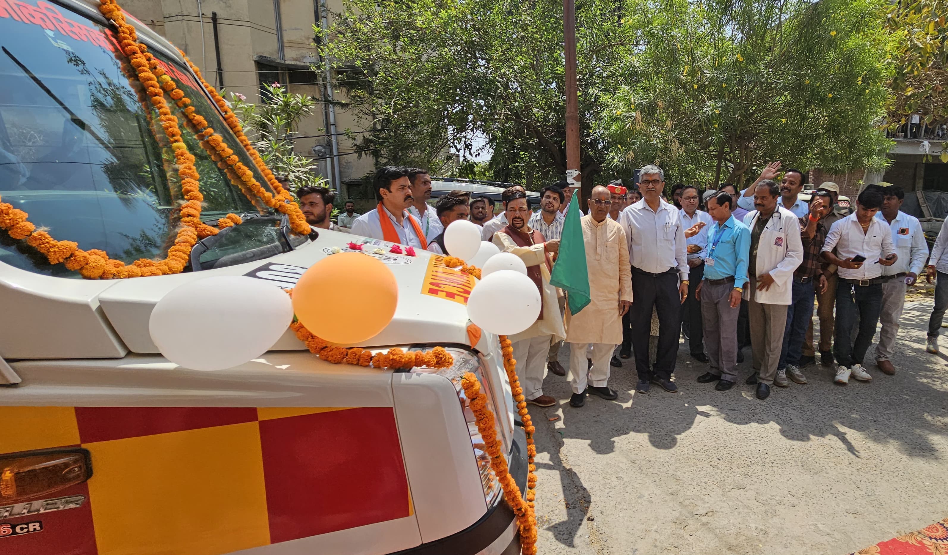 फर्रुखाबाद:विश्व स्वास्थ्य दिवस के अवसर पर जनपद को प्राप्त हुई नई 17 एम्बुलेंस।